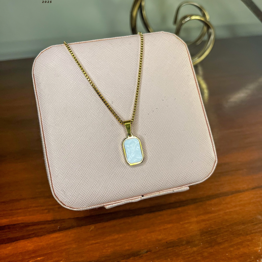 Elegant Opal-Inspired Pendant Necklace – Stainless Steel, Gold Finish